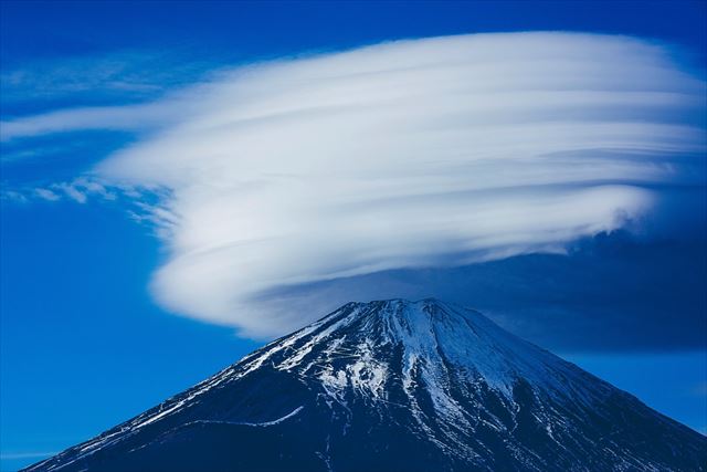 雲のかかった富士山