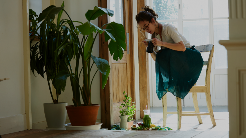 写真撮影する女性