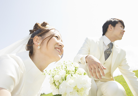 結婚式を挙げているカップル