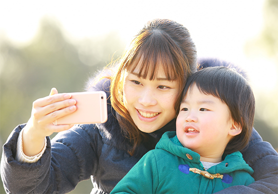 スマホで自撮りをしている親子