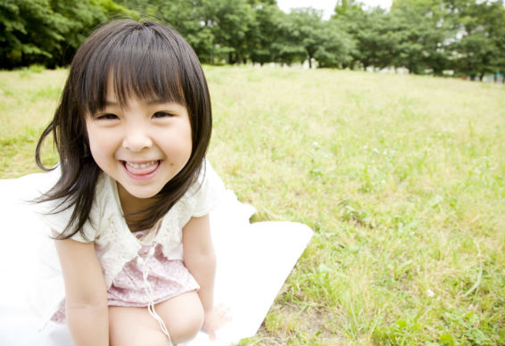 デジカメで撮影されている子供