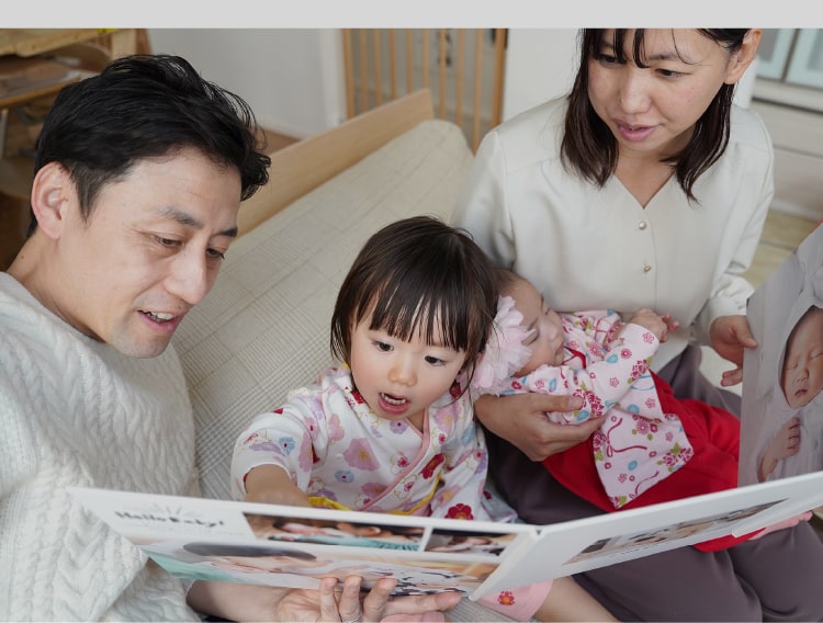 等身大アルバムを見ている家族